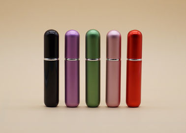 Le petit jet de parfum rechargeable cosmétique met la forme en bouteille de cylindre favorable à l'environnement